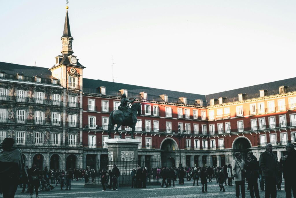 Plaza Mayor en España, un lugar emblemático que representa la cultura y la vida urbana española, ideal para estudiantes avanzados de español y DELE.